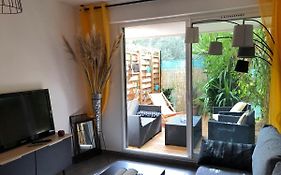 Agréable T2 traversant RDC avec terrasse - balcon - Parking 2 places - Clim portative